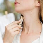 女性　ほくろのある首筋